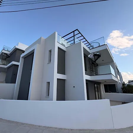 Cecilia Luxury * Lakatamia